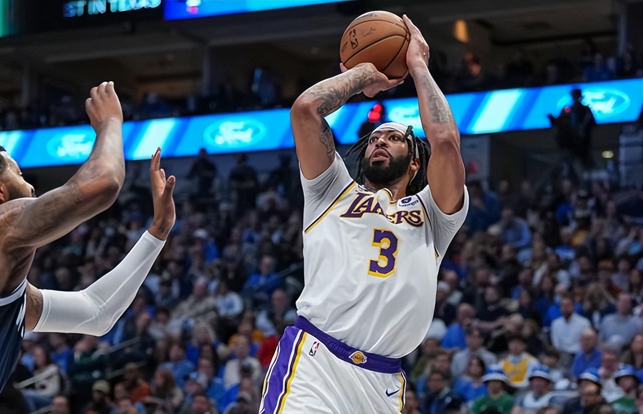 湖人27分大逆转!詹姆斯带伤26分追帽欧文 浓眉30 15范德彪立功