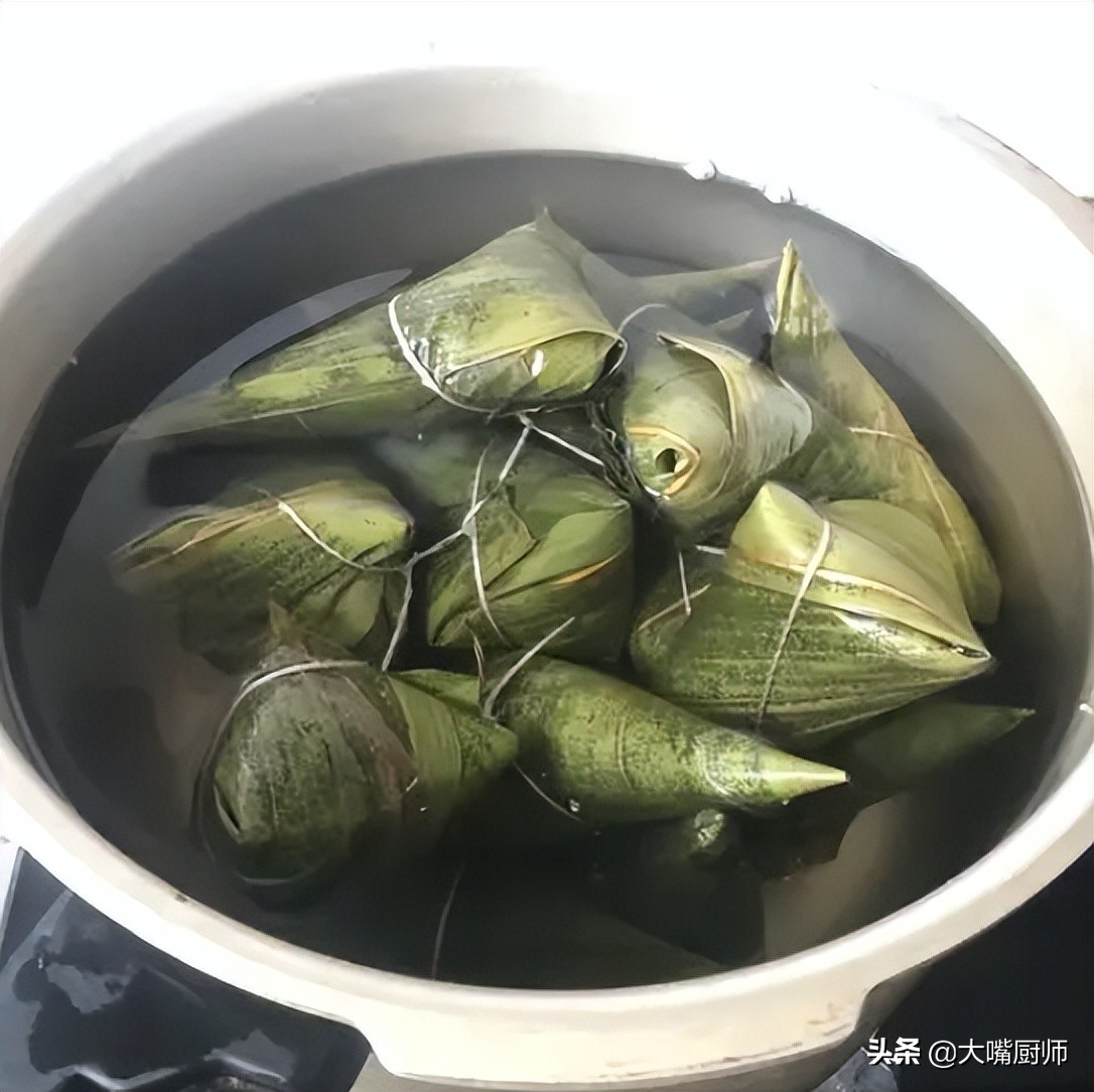 煮粽子是冷水下锅还是热水下锅 蒸粽子是开水蒸还是冷水蒸