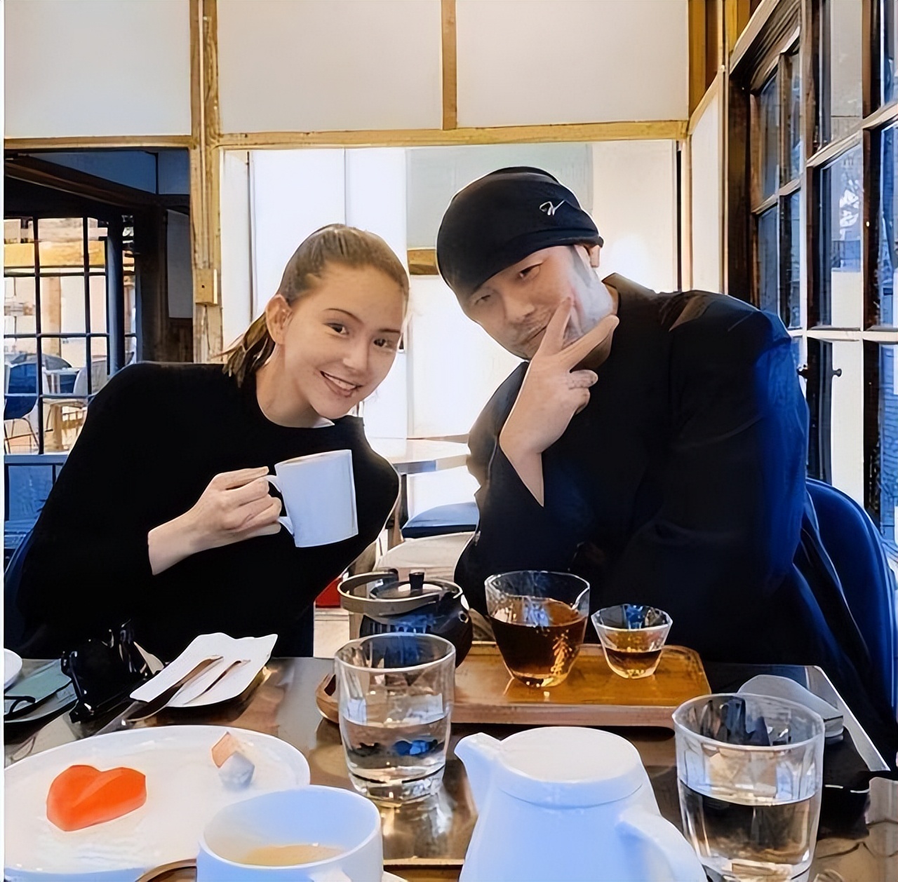 昆凌产后复出，状态超好，与老公周杰伦合照引热议