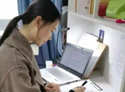 大学生填写放假留校理由，仅一位同学说“实话”，同学称其为勇士