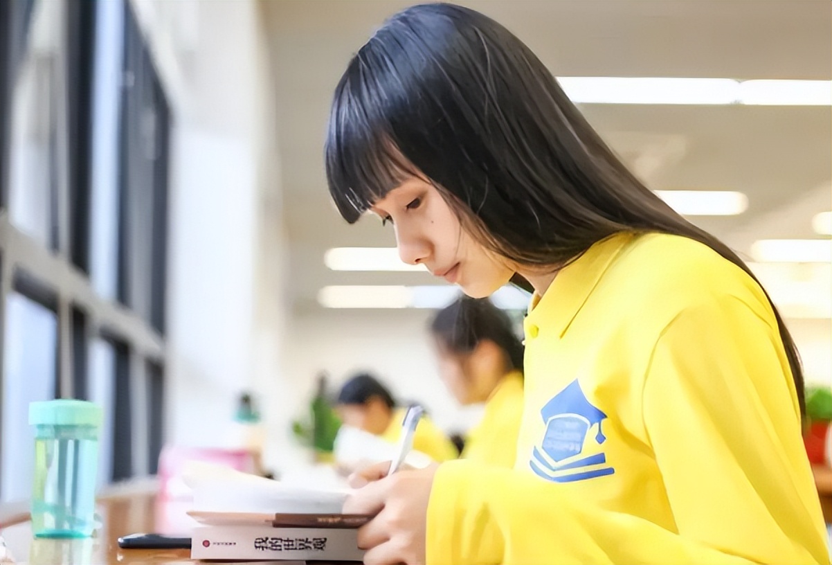 毕业多年后参加同学会，才知道在大城市工作和老家的差别，很现实