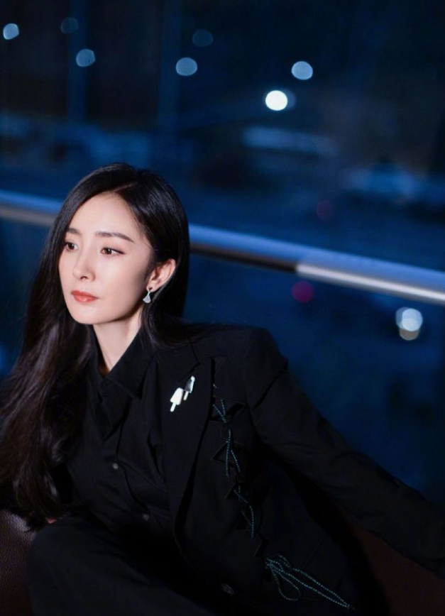 杨幂黑色系的治愈美，很动人