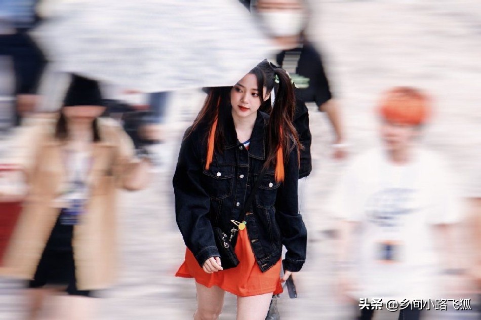 《萌探2》欧阳娜娜COS小丑女 扎红色挑染双马尾可爱