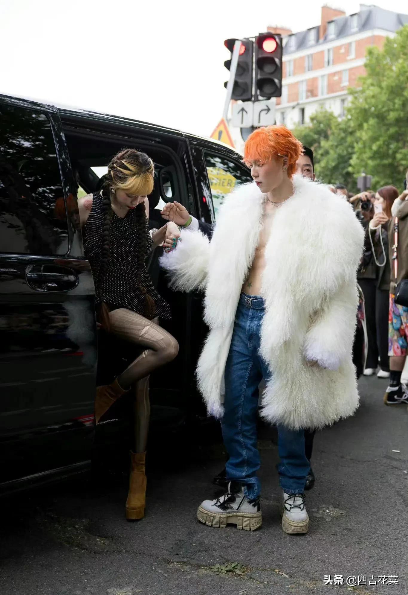 泫雅和男友出席巴黎时装周：一个像夏天，一个像冬天