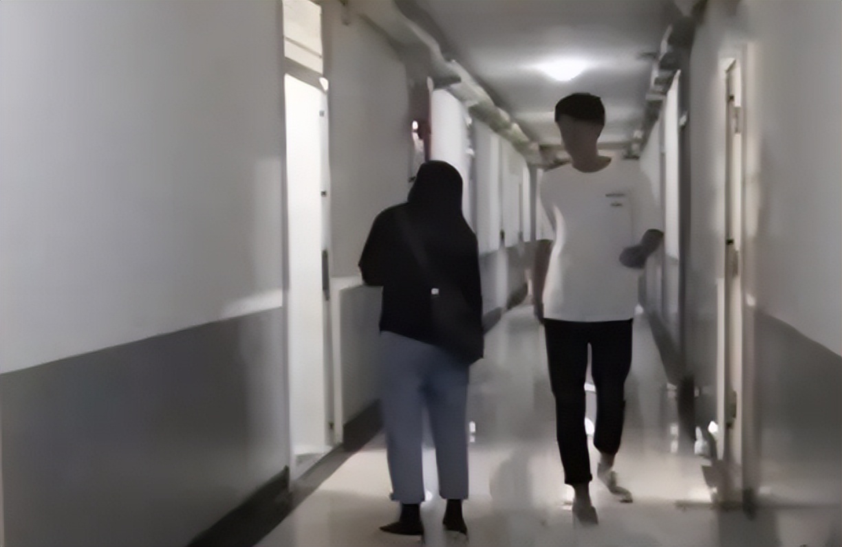 高校宿舍试行“男女混住”，女生家长担心不已，校方回应引争议