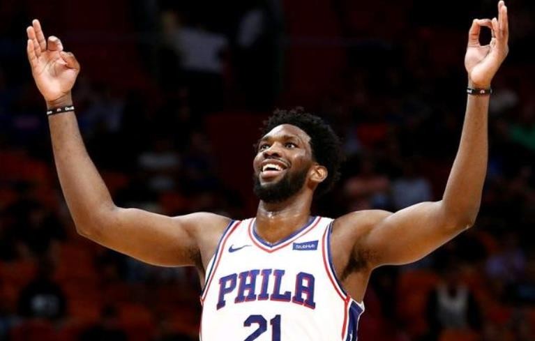 nba有哪些国际中锋（新的顶梁柱！美媒评选新赛季NBA十大中锋：前三名实至名归）