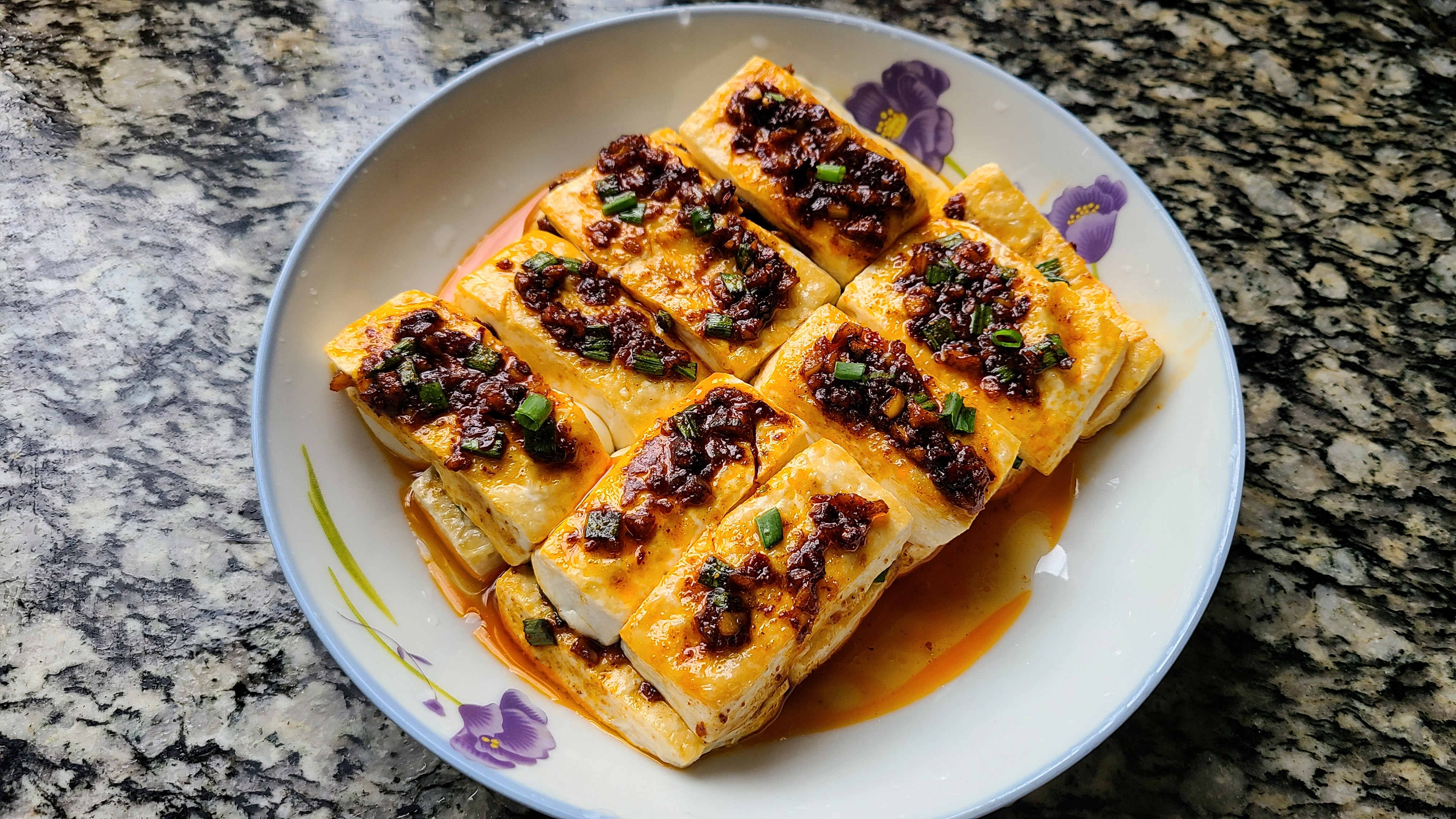 铁板豆腐在广东出了名，老厨师教的特色做法，好吃入味