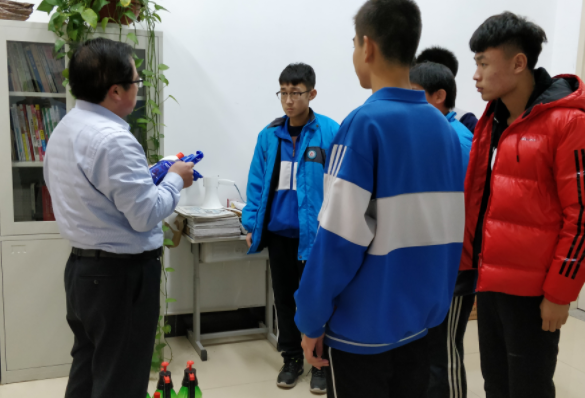 女学生带防狼喷雾上学，男同学误用后伤人，引热议：女同学错了吗