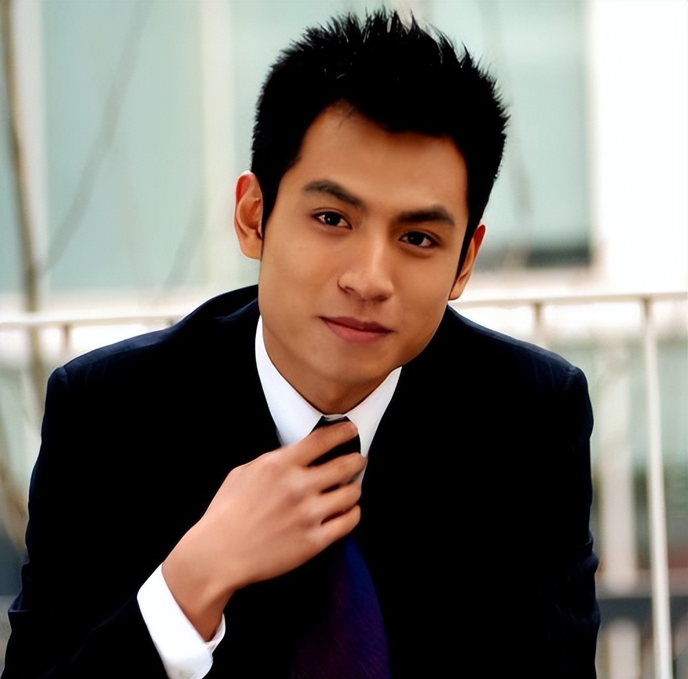 央视著名主播何岩柯:含泪拯救母亲,将爱扩散,今40岁未婚也幸福