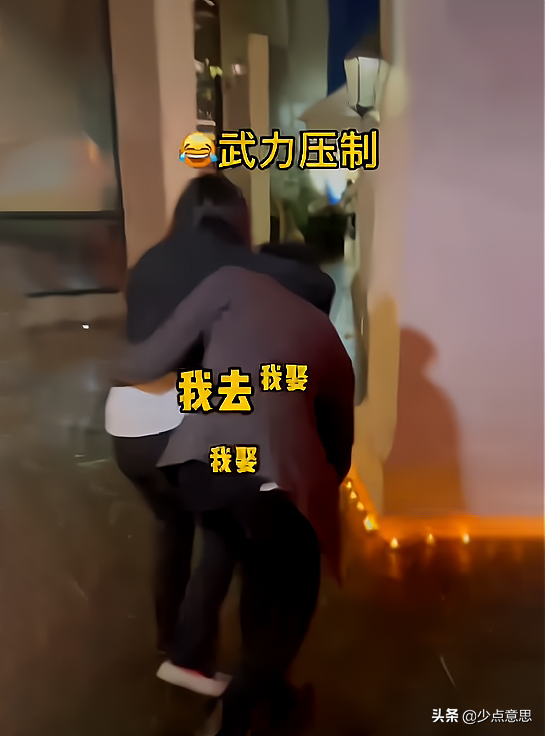 女生下跪求婚女生,