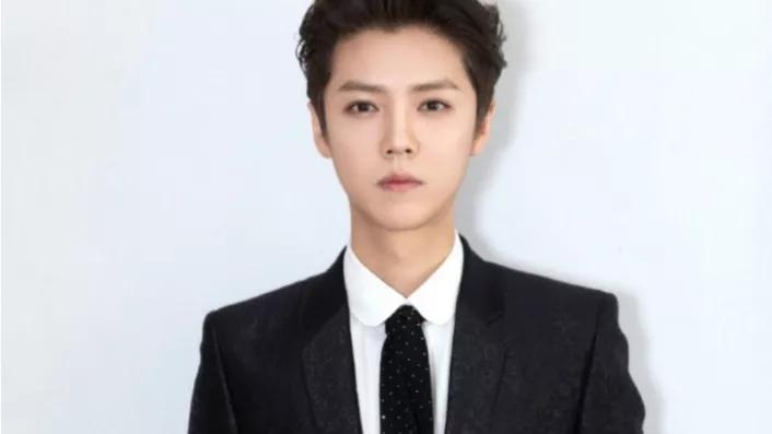 鹿晗也难逃冰淇淋刺客，感叹小店里的冰淇淋很贵