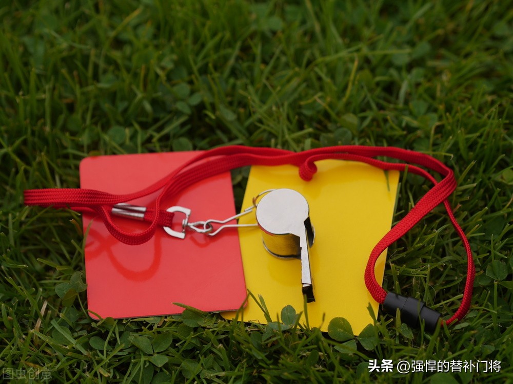 足球場(chǎng)上什么情況下直接出示黃牌（足球比賽中的紅黃牌制度，靈感源自于什么？）