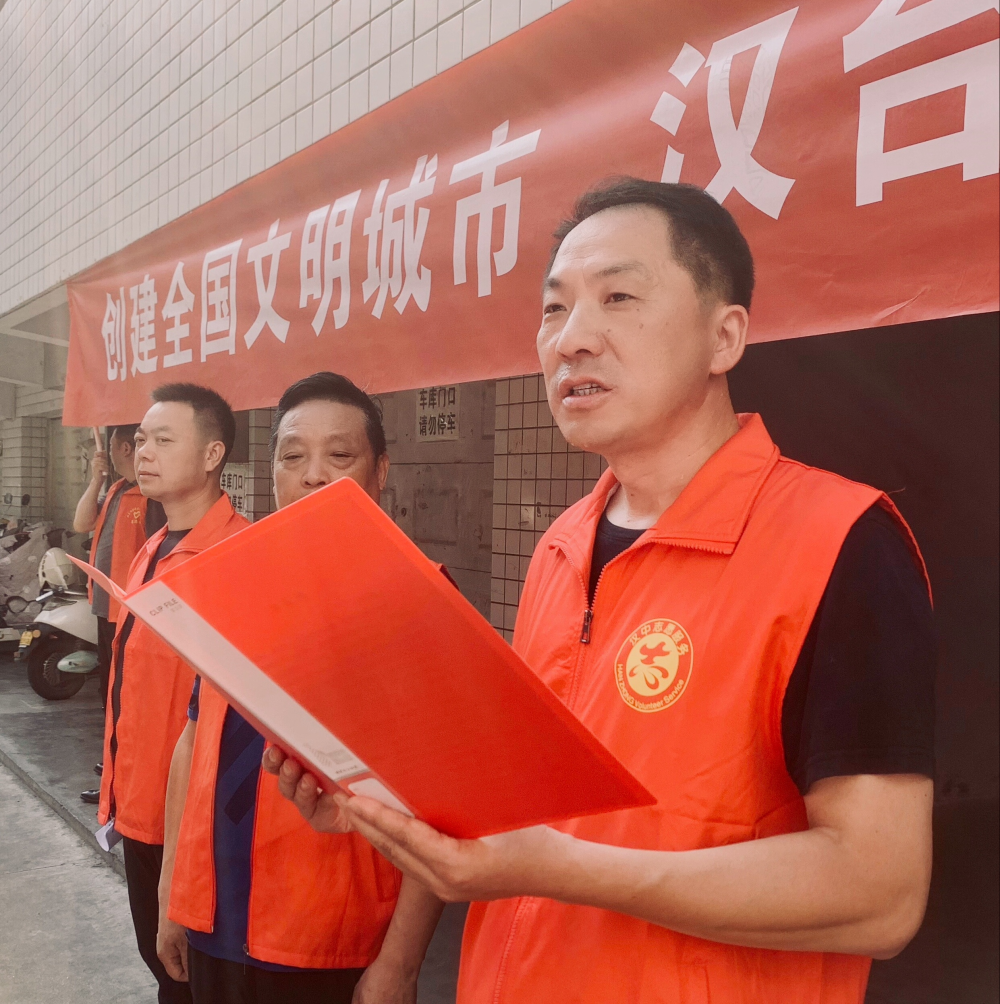 志愿者队伍成员在"创建全国文明城市,汉台区退役军人在行动"横幅上