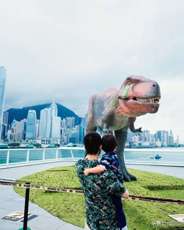 陈凯琳夫妇带儿子看“恐龙”郑嘉颖和儿子吃东西嘴对嘴很有爱