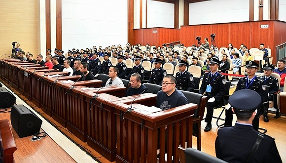 鼓吹自己在公检法有关系的律师，能帮忙办理取保候审。你会信吗？