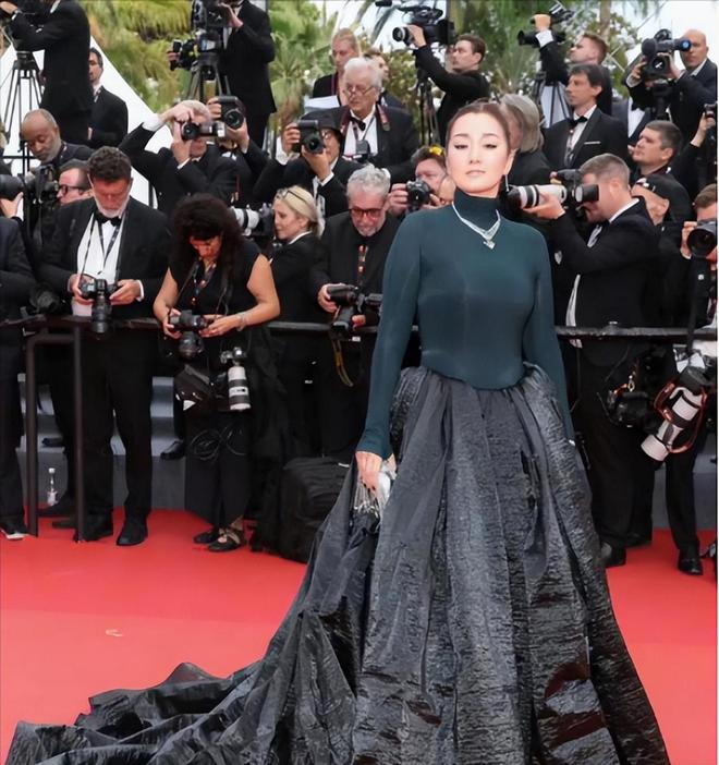 戛纳红毯生图流出:皱纹,腋下黑,整容脸,明星完美颜值都是假的