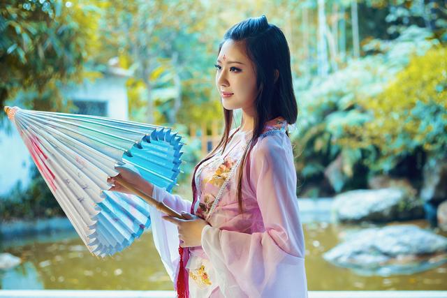 止于唇齿，匿于流年，弹指刹那，掩去芳华，范文：《时不我待》