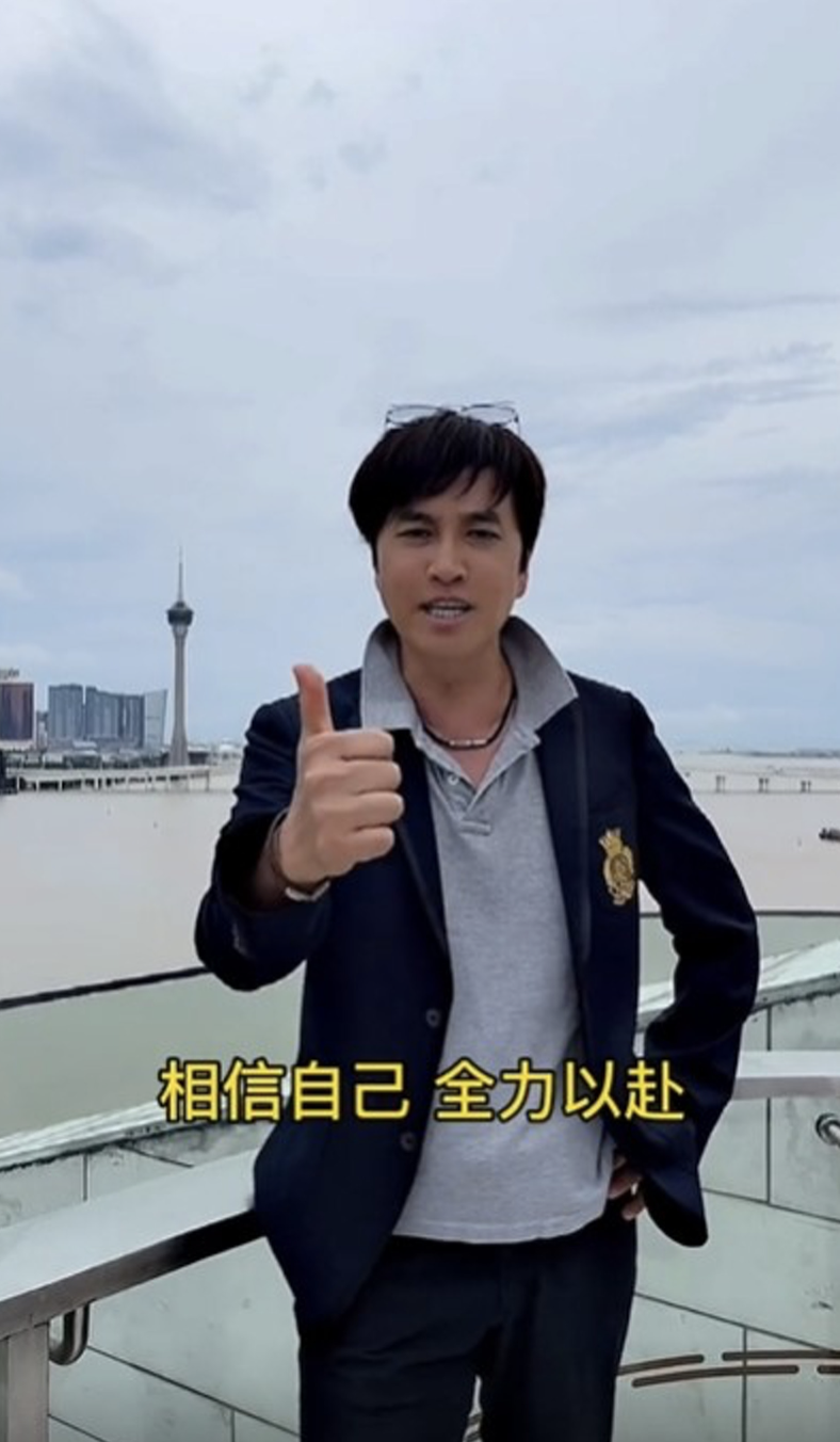 60岁陈庭威拍片为高考生加油，头发浓密略显发福，已移居广东生活