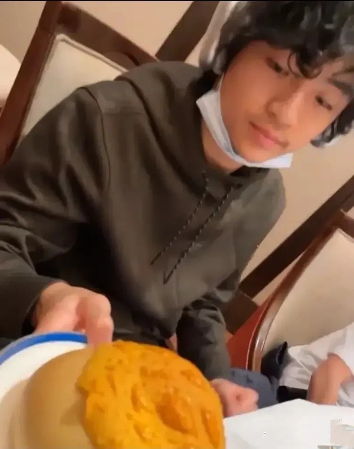 张柏芝罕携俩儿子合影！14岁谢振轩长发随爸，弟弟穿黑T温顺像妈