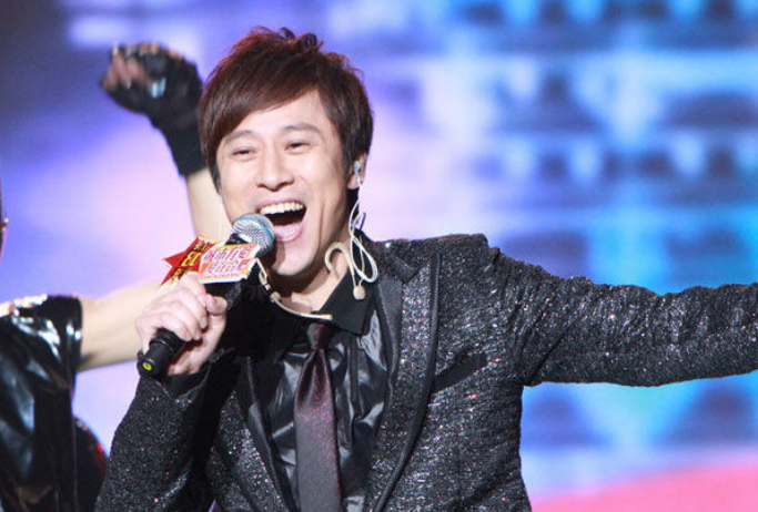 从全民偶像到销声匿迹,春晚钉子户的解晓东,已经走上另一条大道