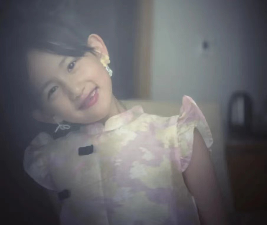 孙莉小女儿近照大变样！9岁妹妹涂口红戴耳环，开心大笑没前门牙