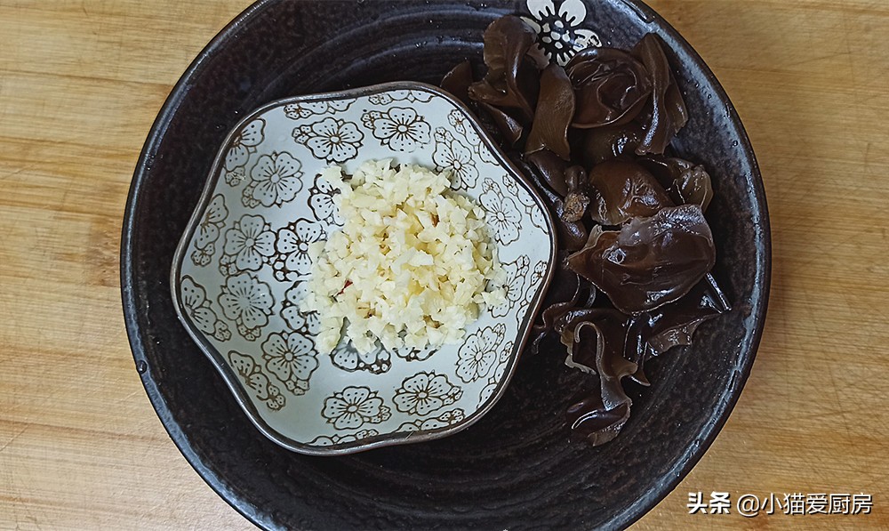 1个西蓝花2个鸡蛋，简单一炒，色香味俱全，我家孩子特别爱吃