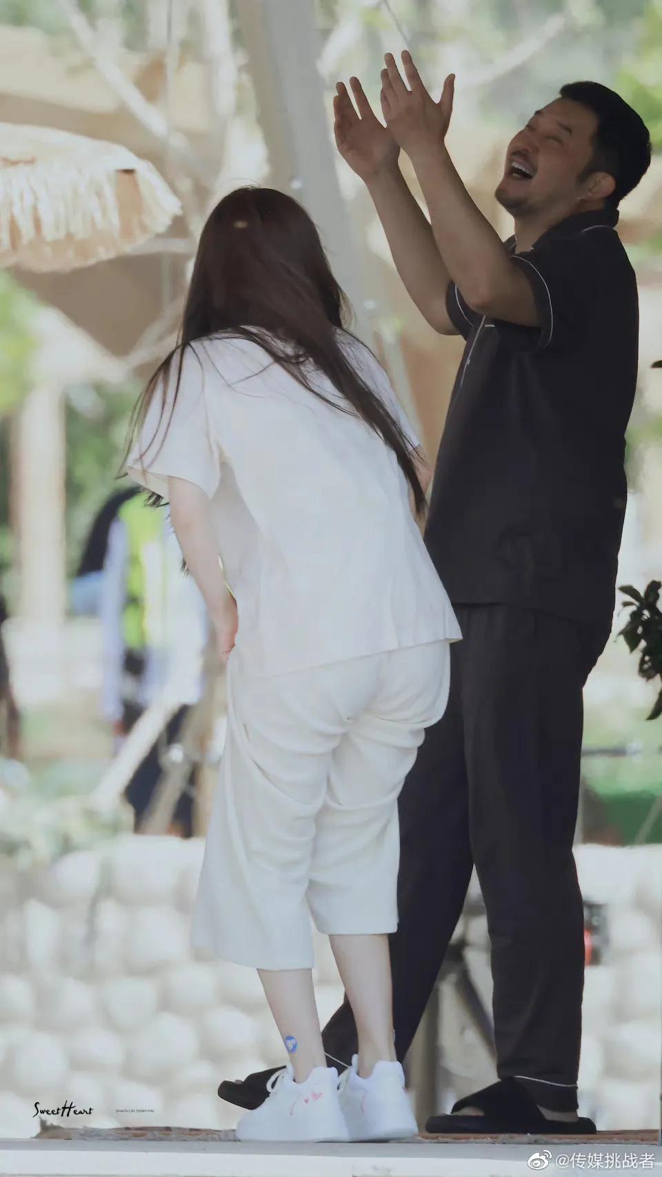 综艺《奔跑吧》直播截图中的赵露思小姐姐以及新疆收官路透哦