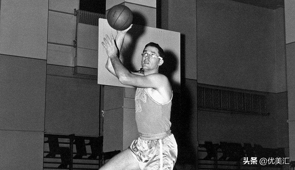 籃球全隊單節(jié)犯規(guī)次數(shù)最多幾次（回顧NBA75年的歷史（三）：湖人王朝的三連冠，喬治麥肯被針對）