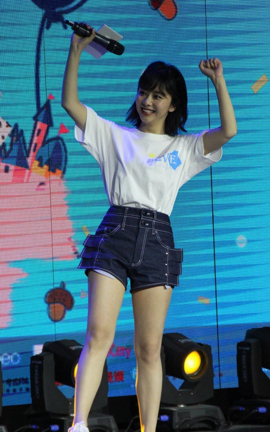 热裤太短了(谭松韵这短裤也太短了,口袋都比裤子长,长得美就是任性)