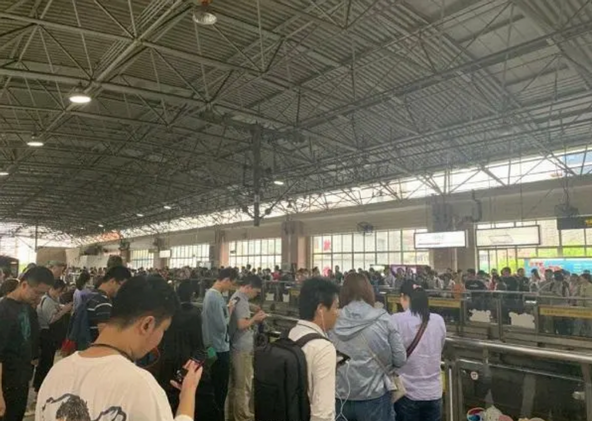 19年女孩火车上丢失录取通知书，民工大叔辗转送回，却得一句质问