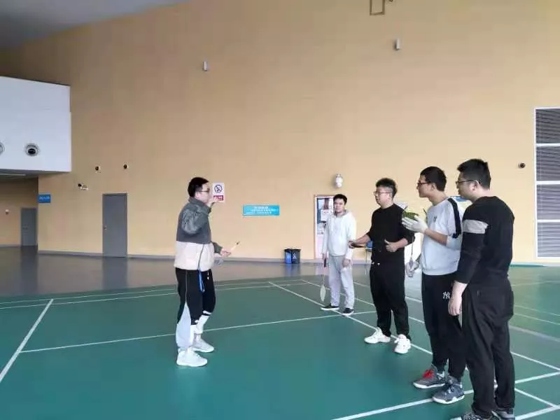 羽毛球的网中间高度不低于多少米（大学习大练兵丨体育馆、游泳馆开展技能学习培训）