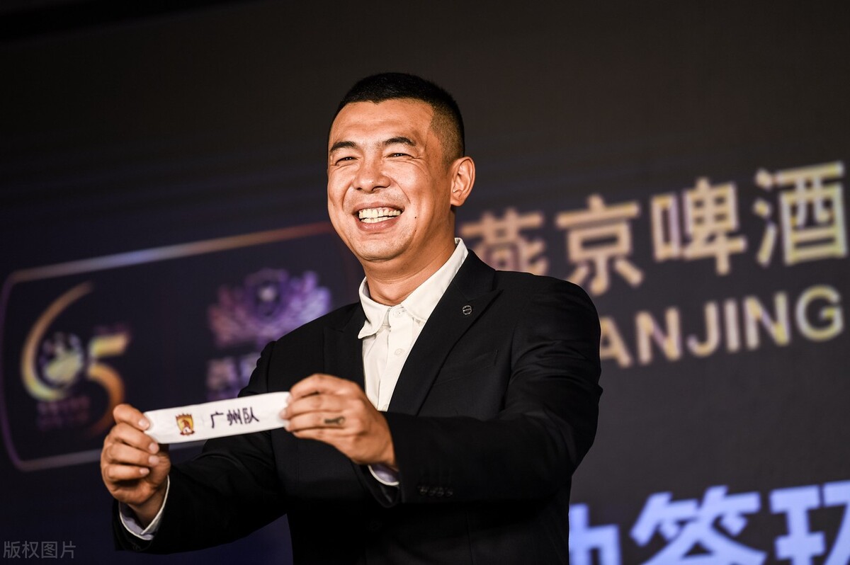 张琳芃将在中沙战担任队长(国足动态:张琳芃代替吴曦,李玮锋足球签名