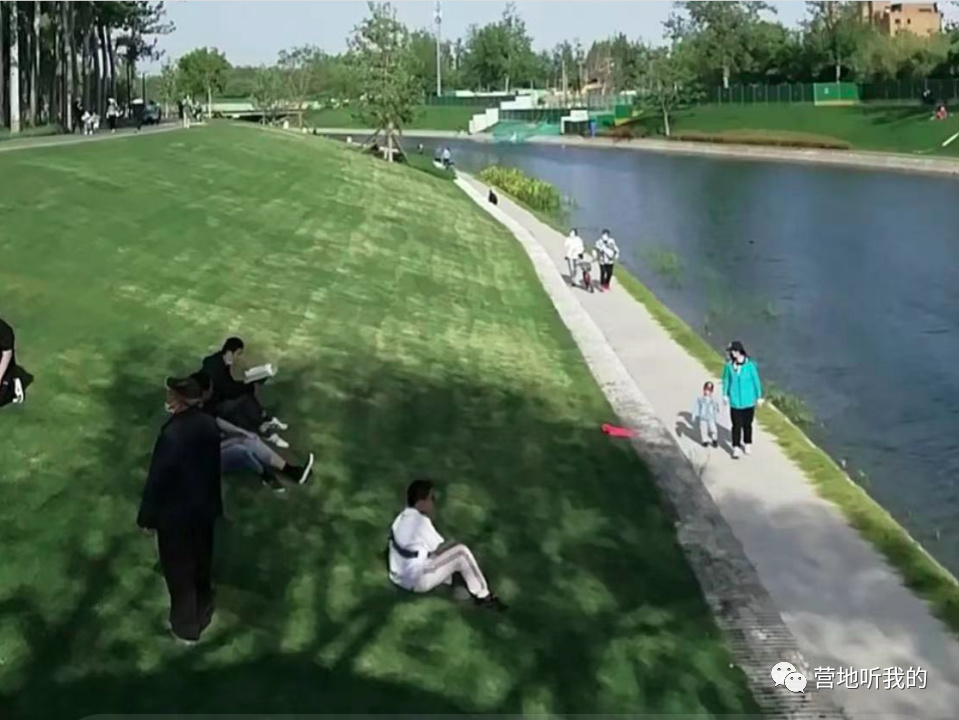 北京公园休闲座椅上(一口气找到五个帝都宝藏森系公园，亲子骑行，赏花野餐，玩水捞鱼)