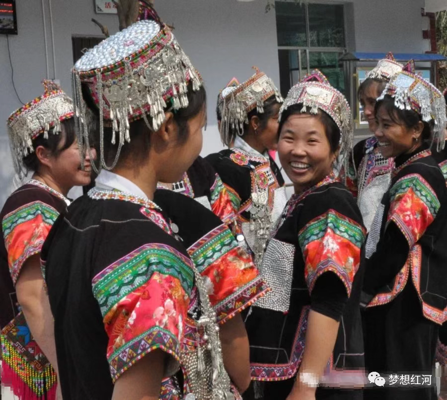 傣族衣服(在云南红河、元阳一带，你见过花团锦簇的傣族服饰吗)