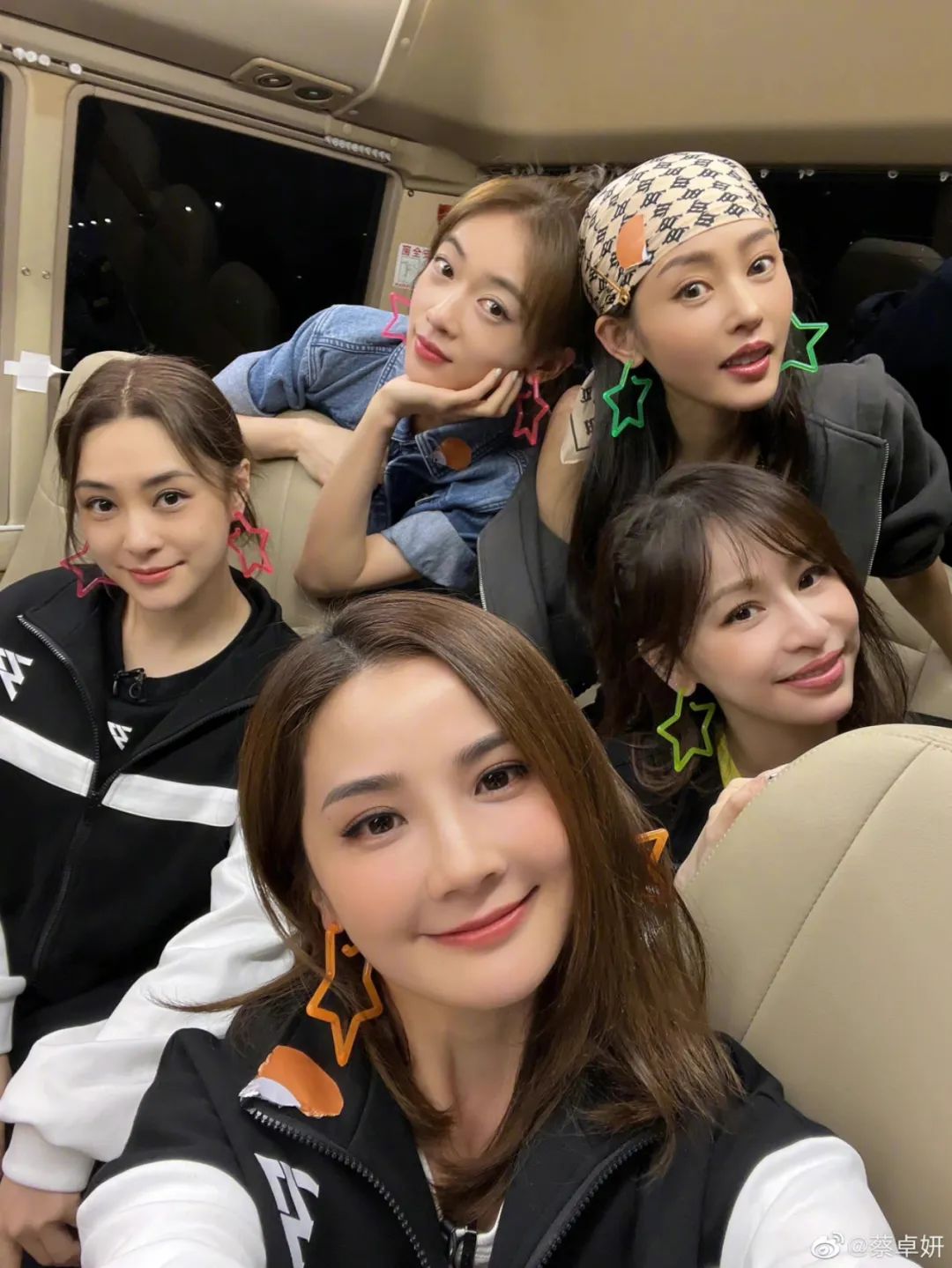 百位明星庆祝香港回归25周年，王祖蓝晒对比照，陈伟霆推新歌欢庆