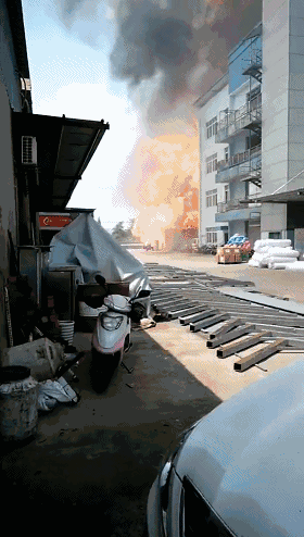 玉林一店铺爆燃，火球爆出三人受伤，为何每次都是爆燃不是爆炸？