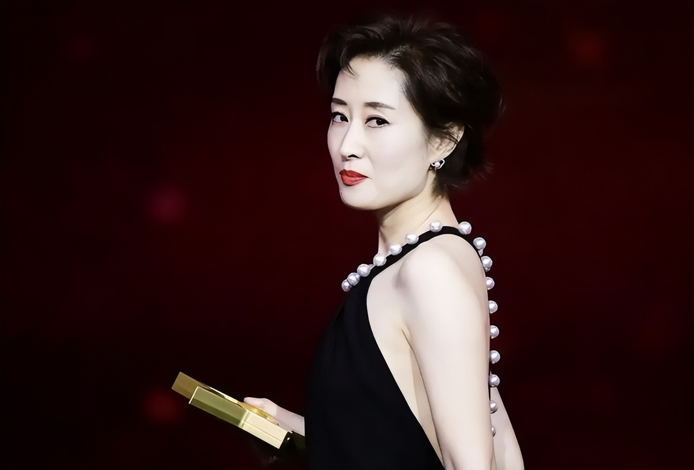 闫妮的“大妈味”、赵丽颖的“土气”，这8位女星，如今判若两人