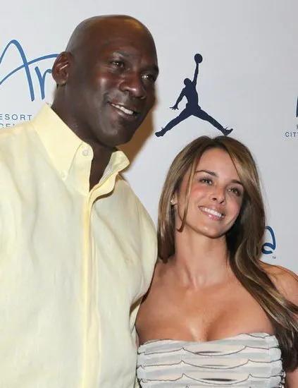 nba黑人為什么受歡迎（“白加黑”是NBA的標配，美國白人美女為什么喜歡找黑人球員）