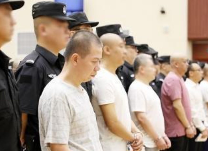 山西黑老大敛财12亿，7次减刑出狱时小弟放鞭炮，最后被妻子举报