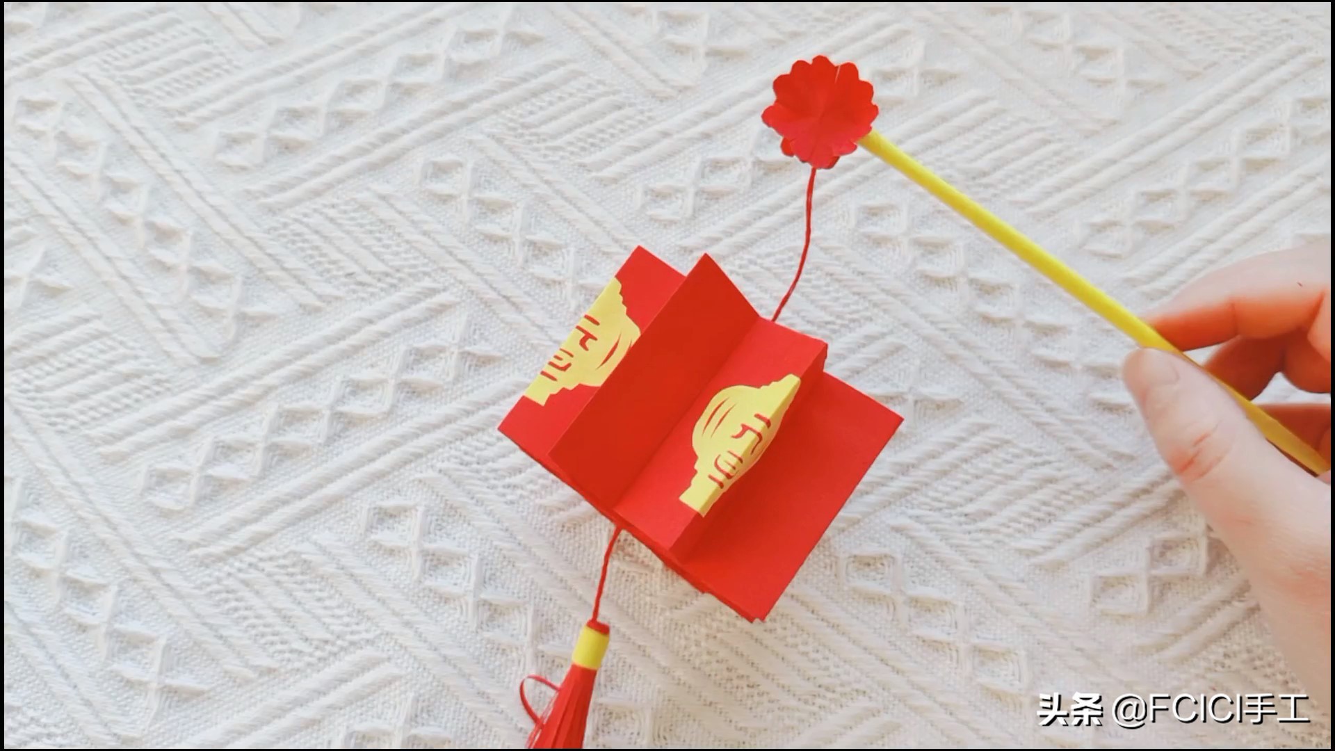 简单灯笼制作(「手工折纸」红灯笼折纸教程，新年手工红灯笼详细制作)