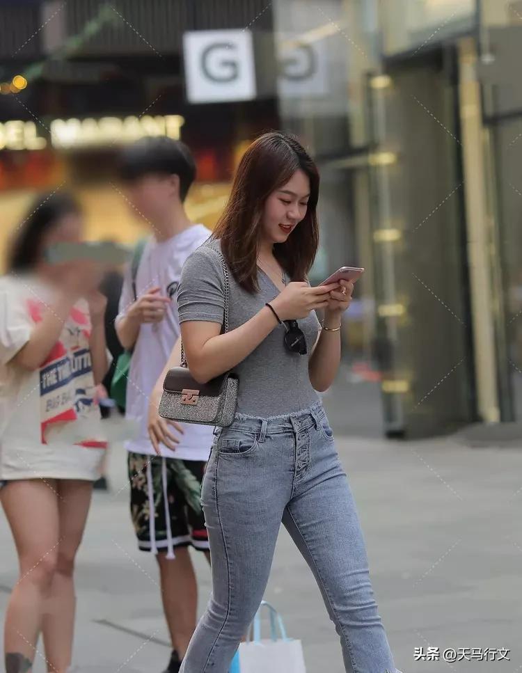 金属链流苏牛仔裤，搭配贴身灰色T恤，个性时尚的怀旧街头风穿搭