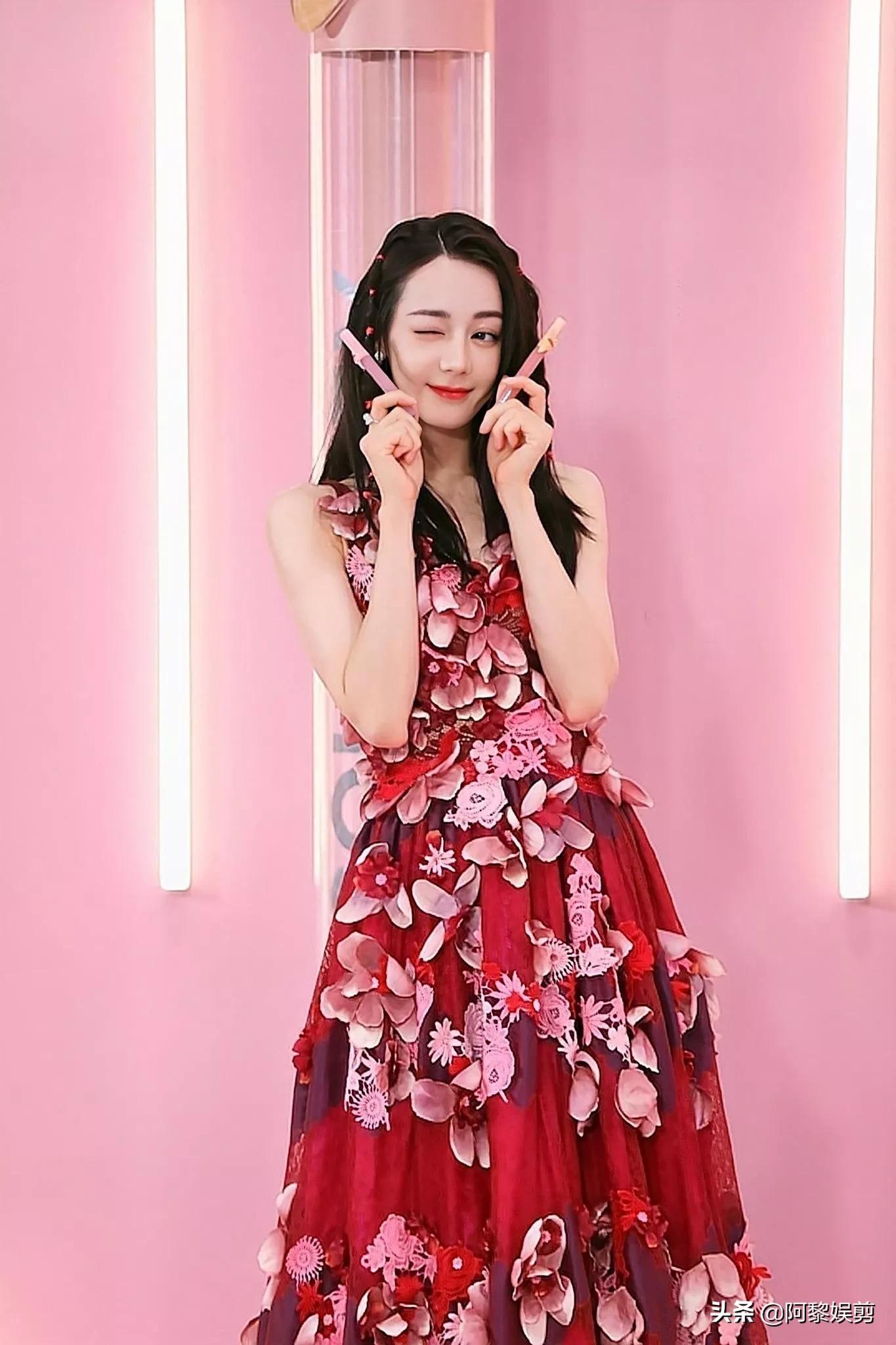 迪丽热巴，笑容纯净，像个桃花仙子