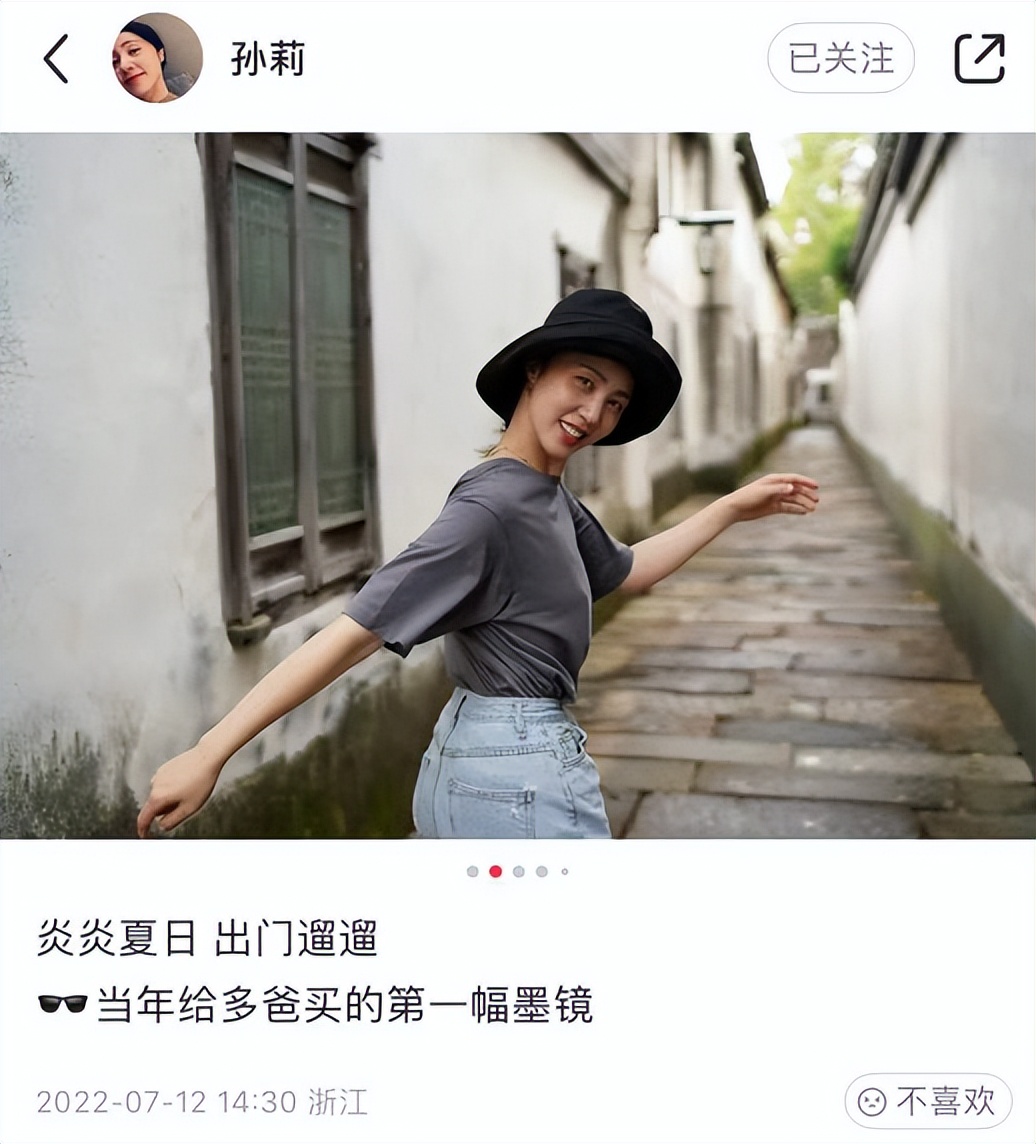 黄磊女儿黄多多晒摩登美照！16岁气场强大脸上雀斑抢眼，高调秀鲜红长美甲