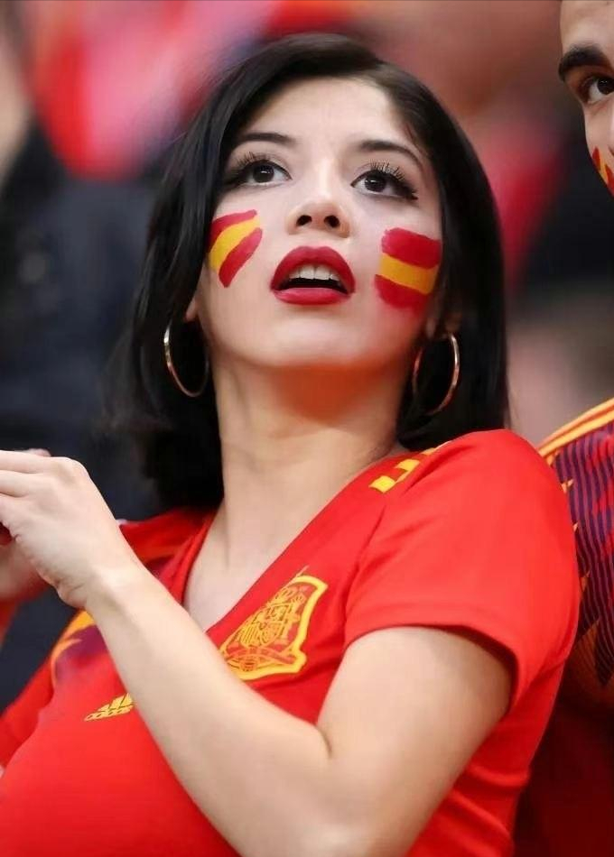 世界杯为什么没女人（世界杯镜头中为何没了美女，足球灵魂尚在，花边则一去不复返）