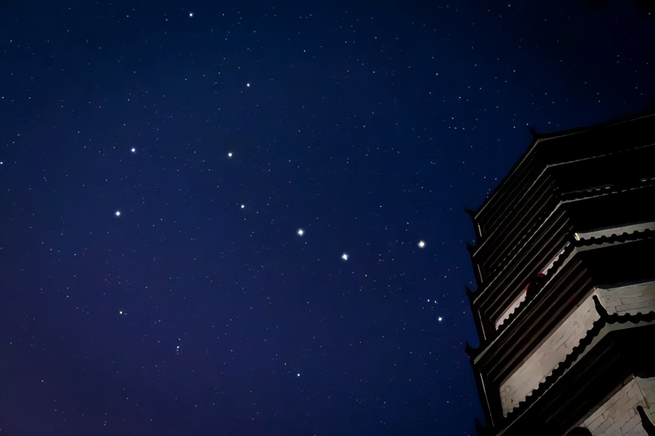 冬至这一天北斗七星斗柄指向哪个方向(冬至这一天北斗七星斗柄指向