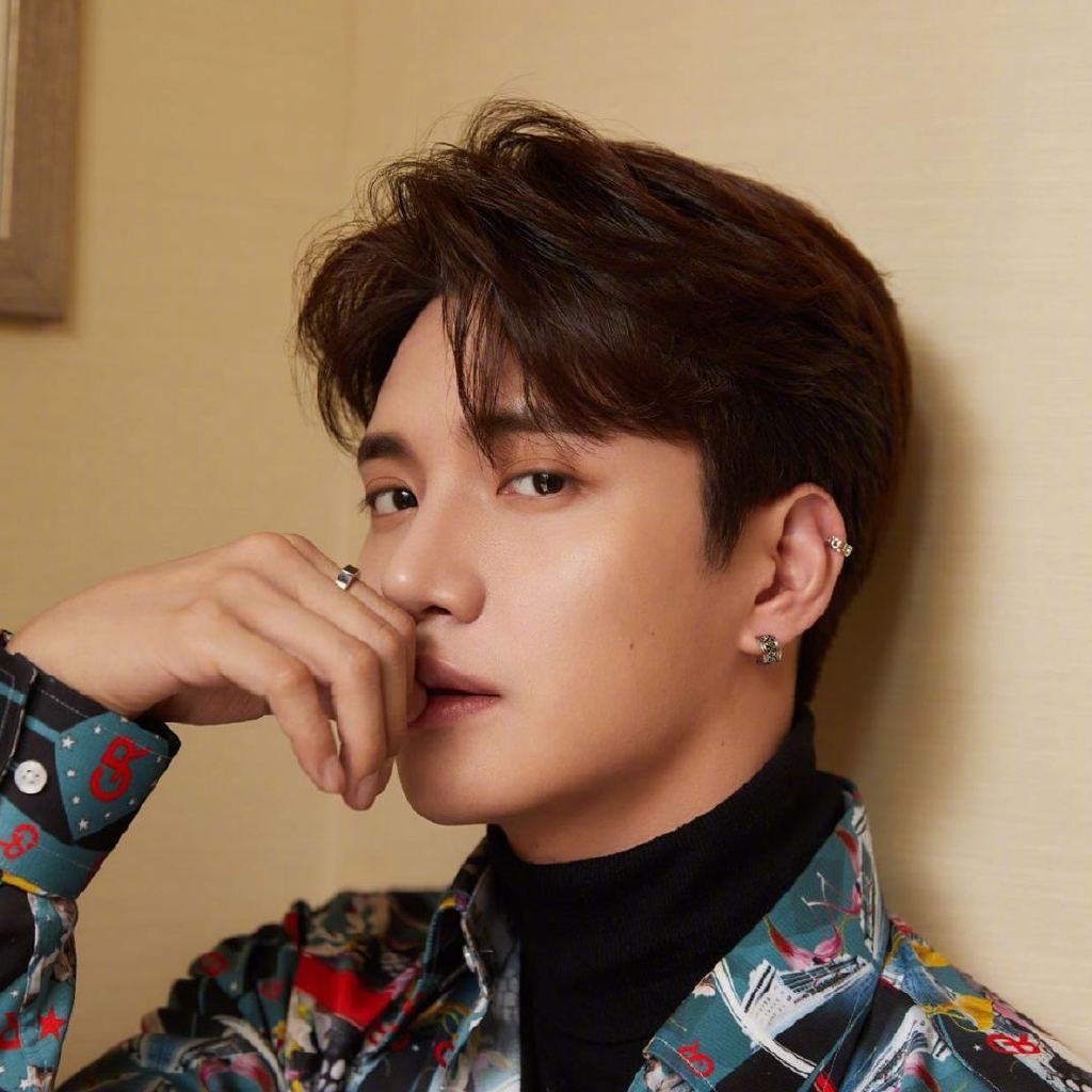 金恩圣求婚成功！单膝跪地惹张檬落泪，视频暴露二人已同居多时