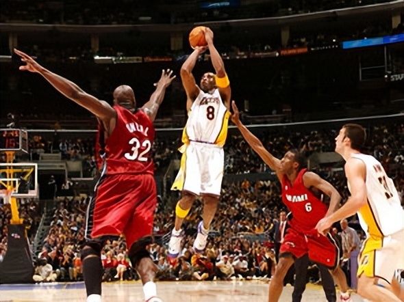 為什么nba現在沒有人用跳投了（湖人球館外已經有5座球員雕像，為何唯獨沒有科比的后仰跳投？）