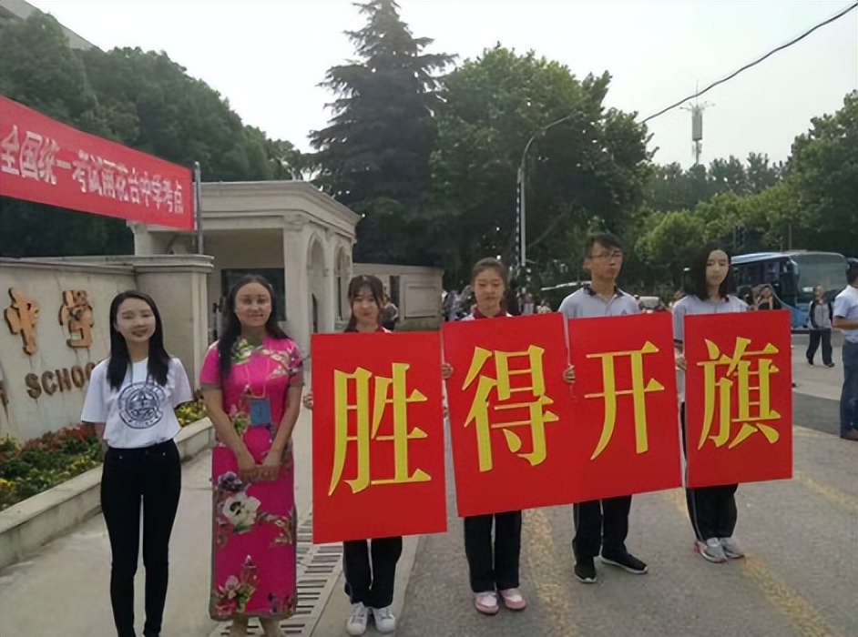 高考前夕2名男生见义勇为，错过高考引争议，考生值不值得这么做