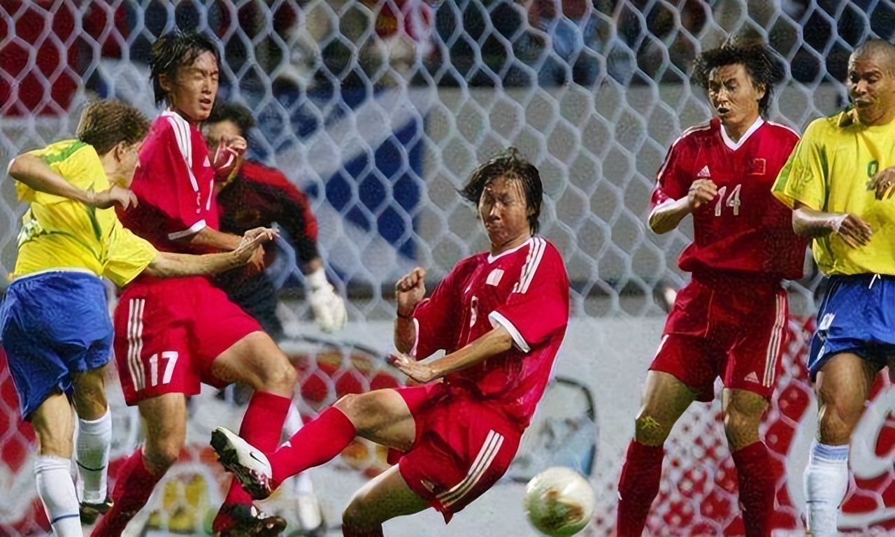 回顾02年世界杯国足对阵巴西，李伟峰亲口承认：罗纳尔多太难防了