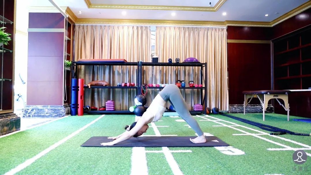 金晨暴瘦30斤吓坏网友； 身体撑不起西服； 网友惊呼：这是山寨的？